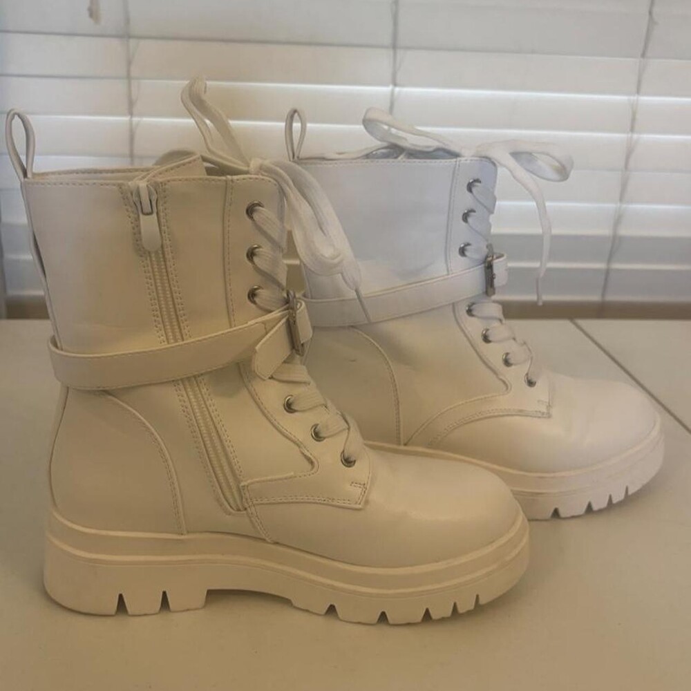 White platform boots with chunky sole and lace-up design #platform #edgy
